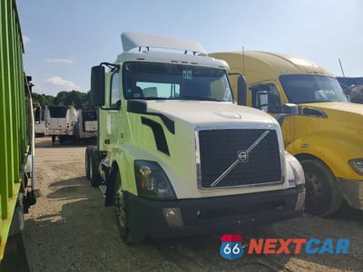 2018 VOLVO VNL SEMI TRUCK 4V4NC9EH5JN996324 - główne zdjęcie licytacji z USA - miniatura