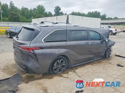 Trzecie zdjęcie samochodu z tyłu: 2025 TOYOTA SIENNA PLATINUM 7-PASSENGER VIN:5TDESKFC6SS154614 - miniatura