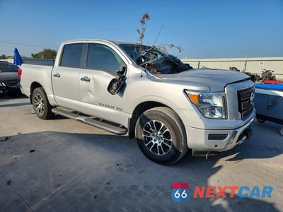 Czwarte zdjęcie samochodu z boku: 2020 NISSAN TITAN SV VIN:1N6AA1EF9LN507732 - miniatura