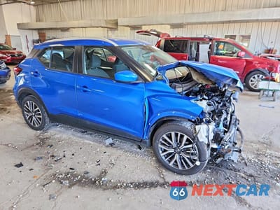 Czwarte zdjęcie samochodu z boku: 2021 NISSAN KICKS SV VIN:3N1CP5CV5ML524964 - miniatura