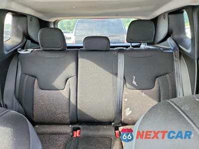 Zdjęcie 10 z 13 samochodu: 2023 JEEP RENEGADE LATITUDE VIN:ZACNJDB12PPP44622 - miniatura