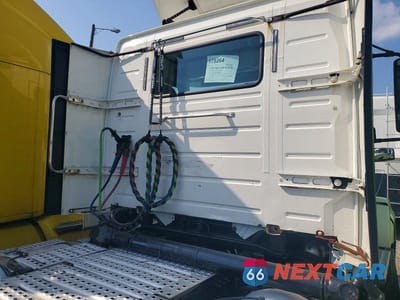 Zdjęcie 9 z 10 samochodu: 2018 VOLVO VNL SEMI TRUCK VIN:4V4NC9EH5JN996324 - miniatura