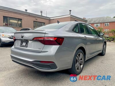 Czwarte zdjęcie samochodu z boku: 2022 VOLKSWAGEN JETTA SE VIN:3VWEM7BU1NM005079 - miniatura