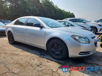 Czwarte zdjęcie samochodu z boku: 2010 CHEVROLET MALIBU LS VIN:1G1ZB5EBXAF220018 - miniatura