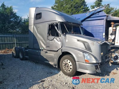 Czwarte zdjęcie samochodu z boku: 2015 VOLVO VNL SEMI TRUCK VIN:4V4NC9EH2FN190349 - miniatura