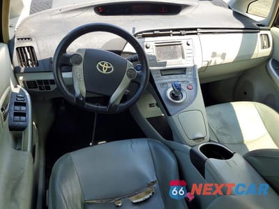 Zdjęcie 8 z 12 samochodu: 2013 TOYOTA PRIUS FOUR VIN:JTDKN3DU4D5579141 - miniatura
