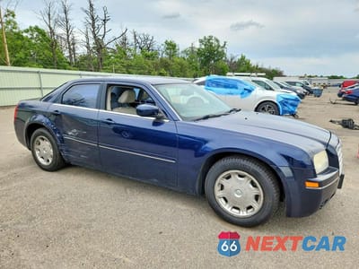 Czwarte zdjęcie samochodu z boku: 2005 CHRYSLER 300 TOURING VIN:2C3AA53G45H183174 - miniatura