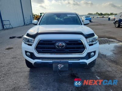 Piąte zdjęcie samochodu w środku: 2018 TOYOTA TACOMA SR5 V6 VIN:3TMAZ5CN9JM075552 - miniatura