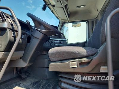 Zdjęcie 7 z 13 samochodu: 2019 VOLVO VNL SEMI TRUCK VIN:4V4NC9EG9KN222229 - miniatura