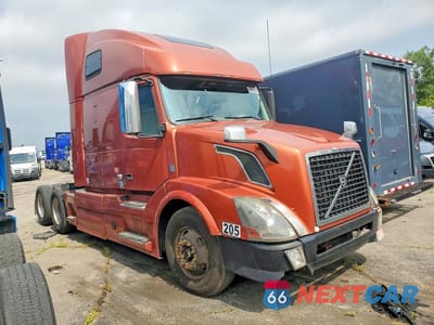 Czwarte zdjęcie samochodu z boku: 2013 VOLVO VNL SEMI TRUCK VIN:4V4NC9EG9DN560328 - miniatura