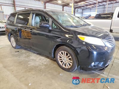 Czwarte zdjęcie samochodu z boku: 2017 TOYOTA SIENNA XLE 8-PASSENGER VIN:5TDYZ3DC4HS796601 - miniatura