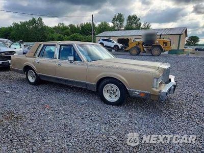 Czwarte zdjęcie samochodu z boku: 1989 LINCOLN TOWN CAR SIGNATURE VIN:1LNBM82F8KY699780 - miniatura