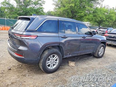 Trzecie zdjęcie samochodu z tyłu: 2022 JEEP GRAND CHEROKEE LAREDO VIN:1C4RJHAG9N8633037 - miniatura