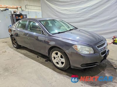 Czwarte zdjęcie samochodu z boku: 2010 CHEVROLET MALIBU LS VIN:1G1ZB5EB8AF267032 - miniatura