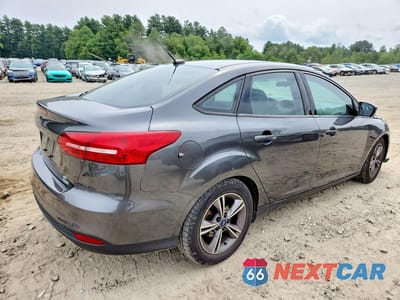 Trzecie zdjęcie samochodu z tyłu: 2017 FORD FOCUS SE VIN:1FADP3FE3HL297394 - miniatura