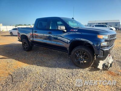 Czwarte zdjęcie samochodu z boku: 2021 CHEVROLET SILVERADO K1500 TRAIL BOSS CUSTOM VIN:3GCPYCEFXMG371710 - miniatura