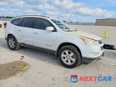 Czwarte zdjęcie samochodu z boku: 2009 CHEVROLET TRAVERSE LT VIN:1GNER23D09S122145 - miniatura