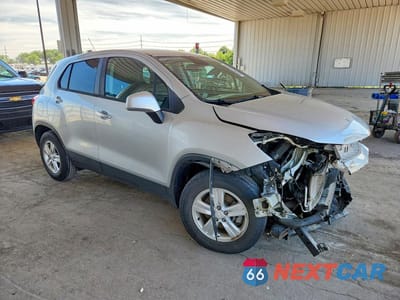 Czwarte zdjęcie samochodu z boku: 2019 CHEVROLET TRAX LS VIN:3GNCJKSB9KL261144 - miniatura