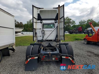 Zdjęcie 6 z 12 samochodu: 2018 VOLVO VNL SEMI TRUCK VIN:4V4N39TG2JN892593 - miniatura