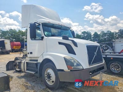 2017 VOLVO VNL SEMI TRUCK 4V4N39TG9HN988022 - główne zdjęcie licytacji z USA - miniatura
