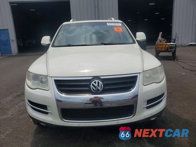 Piąte zdjęcie samochodu w środku: 2010 VOLKSWAGEN TOUAREG V6 VIN:WVGBF7A95AD004354 - miniatura