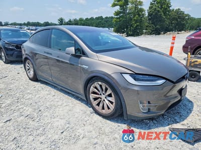 Czwarte zdjęcie samochodu z boku: 2016 TESLA MODEL X VIN:5YJXCAE47GFS00618 - miniatura