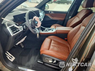 Zdjęcie 7 z 14 samochodu: 2025 BMW X5 M60I VIN:5UX33EU06S9X63679 - miniatura