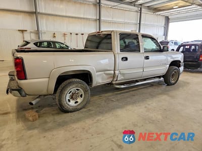 Trzecie zdjęcie samochodu z tyłu: 2004 CHEVROLET SILVERADO C2500 HEAVY DUTY VIN:1GCHC23U34F258441 - miniatura