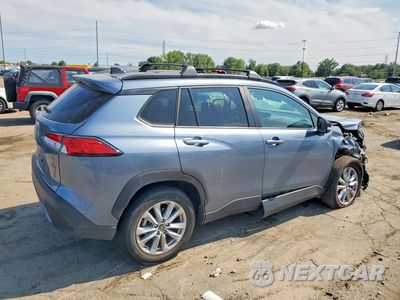 Trzecie zdjęcie samochodu z tyłu: 2025 TOYOTA COROLLA CROSS LE VIN:7MUBAAAG2SV133517 - miniatura