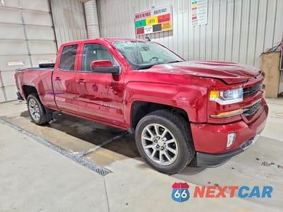 Czwarte zdjęcie samochodu z boku: 2018 CHEVROLET SILVERADO K1500 LT VIN:1GCVKREC9JZ235811 - miniatura