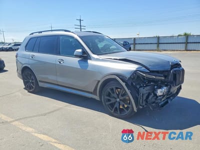Czwarte zdjęcie samochodu z boku: 2023 BMW X7 XDRIVE40I VIN:5UX23EM09P9R79013 - miniatura