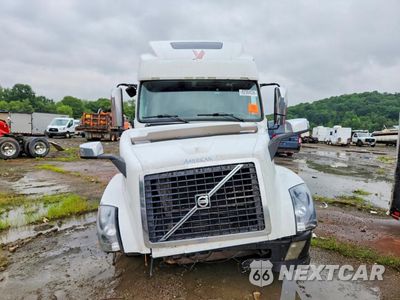 Piąte zdjęcie samochodu w środku: 2012 VOLVO VNL SEMI TRUCK VIN:4V4NC9TH9CN560064 - miniatura