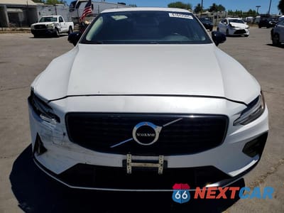 Piąte zdjęcie samochodu w środku: 2021 VOLVO S60 T5 MOMENTUM VIN:7JR102TZ6MG118496 - miniatura