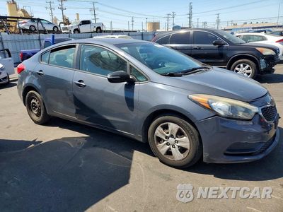 Czwarte zdjęcie samochodu z boku: 2016 KIA FORTE LX VIN:KNAFX4A67G5537393 - miniatura