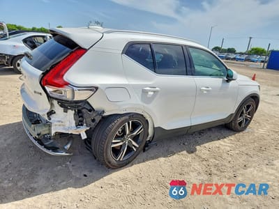 Trzecie zdjęcie samochodu z tyłu: 2025 VOLVO XC40 CORE VIN:YV4L12UJ5S2544331 - miniatura