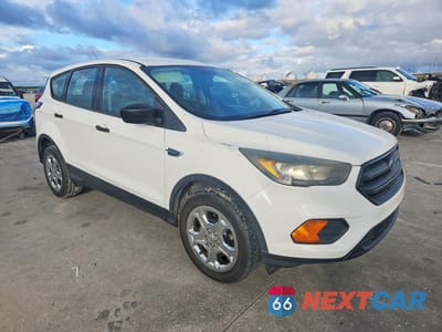 Czwarte zdjęcie samochodu z boku: 2018 FORD ESCAPE S VIN:1FMCU0F70JUA39635 - miniatura