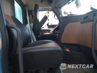 Piąte zdjęcie samochodu w środku: 2019 FREIGHTLINER CASCADIA 126 SEMI TRUCK VIN:3AKJHLDV6KSKR7097 - miniatura