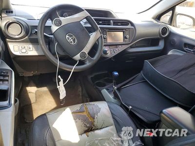 Zdjęcie 8 z 12 samochodu: 2013 TOYOTA PRIUS C THREE VIN:JTDKDTB34D1532843 - miniatura