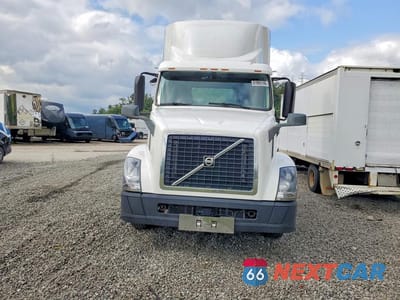Piąte zdjęcie samochodu w środku: 2018 VOLVO VNL SEMI TRUCK VIN:4V4N39TG2JN892593 - miniatura