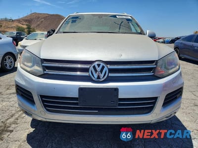 Piąte zdjęcie samochodu w środku: 2012 VOLKSWAGEN TOUAREG V6 TDI VIN:WVGFK9BPXCD004486 - miniatura