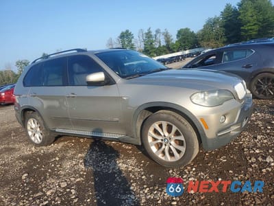 Czwarte zdjęcie samochodu z boku: 2009 BMW X5 XDRIVE48I VIN:5UXFE83529L171389 - miniatura