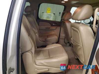 Zdjęcie 11 z 14 samochodu: 2010 CHEVROLET SUBURBAN K1500 LTZ VIN:1GNUKKE36AR268050 - miniatura