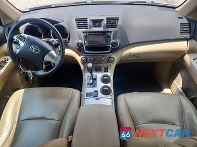 Zdjęcie 8 z 13 samochodu: 2013 TOYOTA HIGHLANDER SE VIN:5TDZK3EH0DS119512 - miniatura