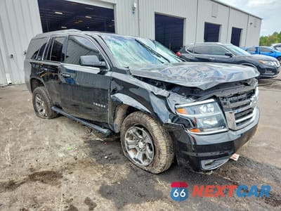 Czwarte zdjęcie samochodu z boku: 2019 CHEVROLET TAHOE K1500 LT VIN:1GNSKBKC7KR189421 - miniatura