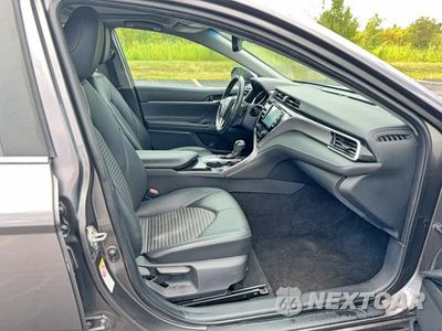 Piąte zdjęcie samochodu w środku: 2018 TOYOTA CAMRY SE VIN:4T1B11HKXJU560650 - miniatura