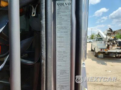 Zdjęcie 13 z 14 samochodu: 2015 VOLVO VNL SEMI TRUCK VIN:4V4NC9EH9FN922251 - miniatura