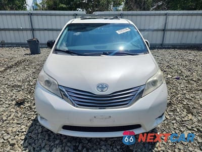 Piąte zdjęcie samochodu w środku: 2017 TOYOTA SIENNA XLE 7-PASSENGER VIN:5TDDZ3DC7HS176730 - miniatura