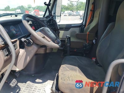 Zdjęcie 7 z 13 samochodu: 2013 VOLVO VNL SEMI TRUCK VIN:4V4NC9TH4DN568607 - miniatura