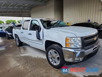 Czwarte zdjęcie samochodu z boku: 2013 CHEVROLET SILVERADO C1500 LT VIN:3GCPCSE06DG250614 - miniatura