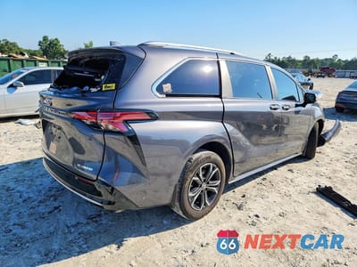 Trzecie zdjęcie samochodu z tyłu: 2025 TOYOTA SIENNA PLATINUM 7-PASSENGER VIN:5TDESKFC8SS157708 - miniatura